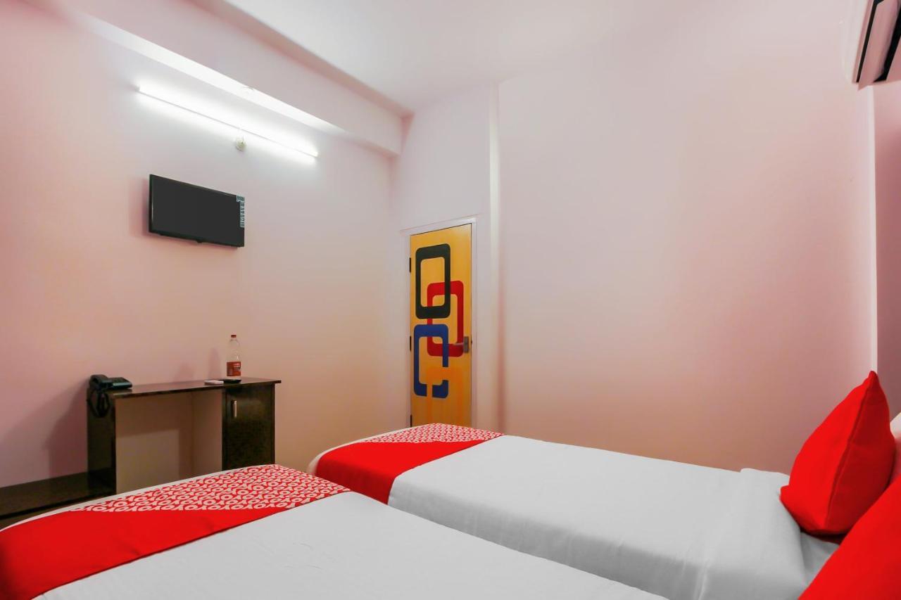 Oyo 17168 Hz Lodge Hyderabad Eksteriør bilde
