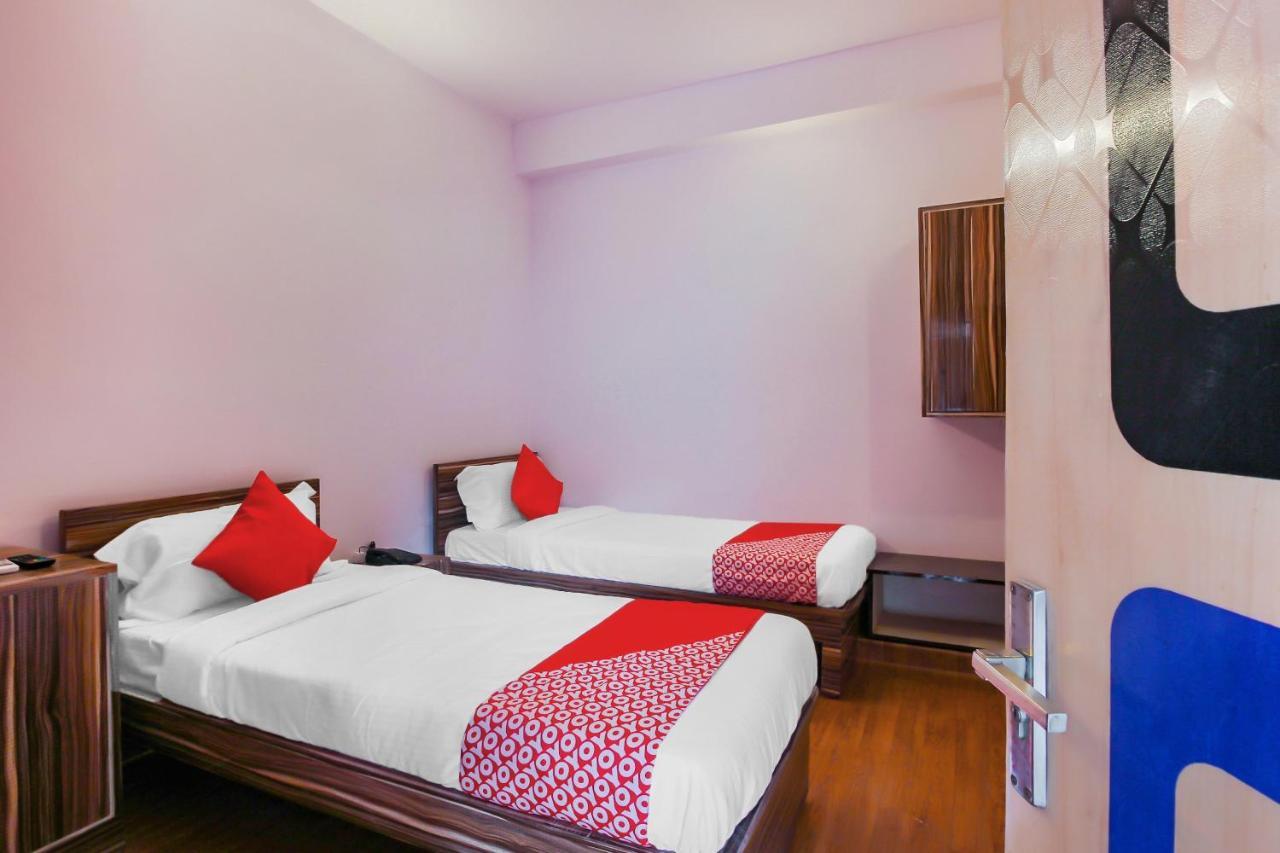 Oyo 17168 Hz Lodge Hyderabad Eksteriør bilde