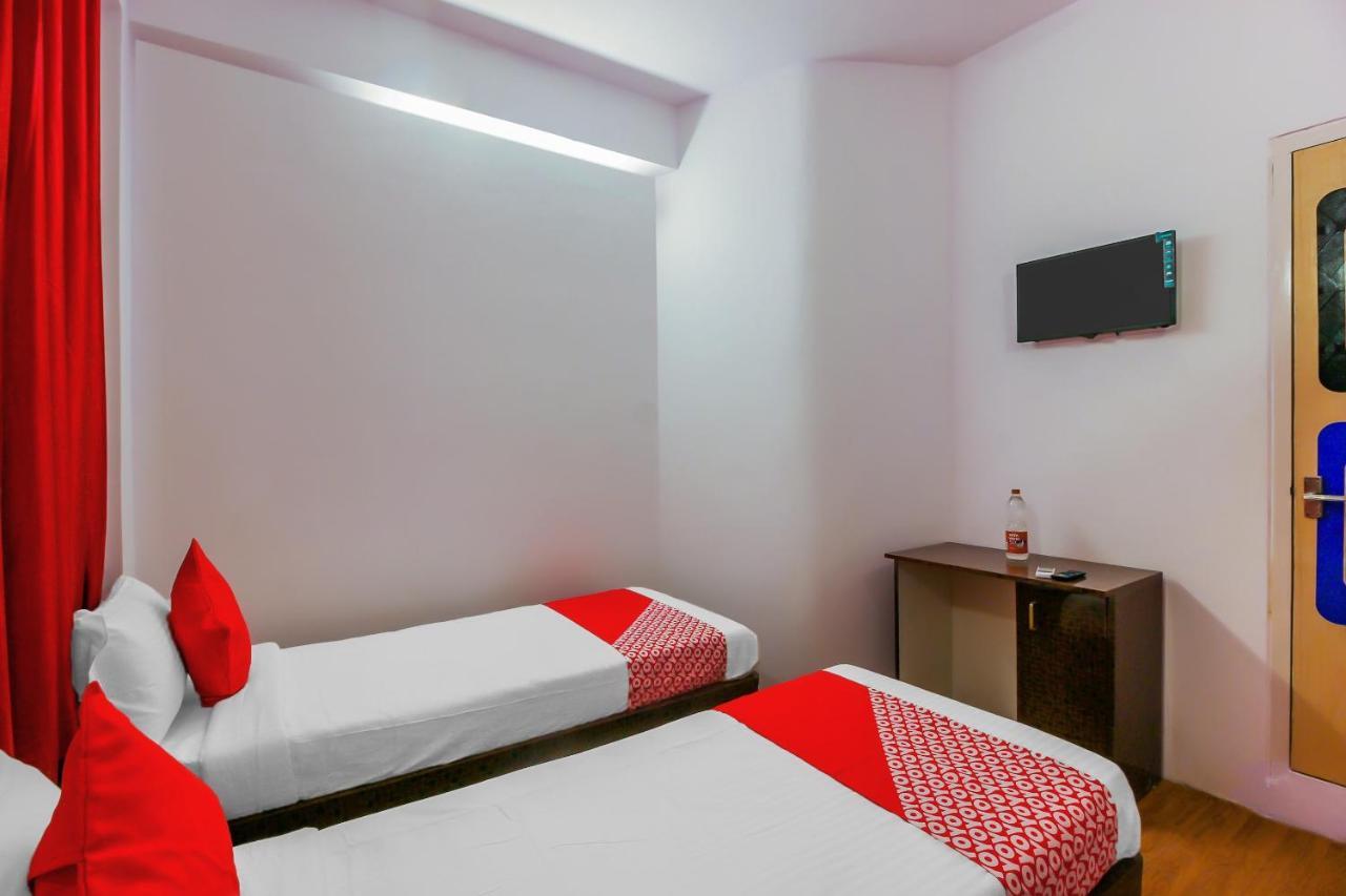 Oyo 17168 Hz Lodge Hyderabad Eksteriør bilde